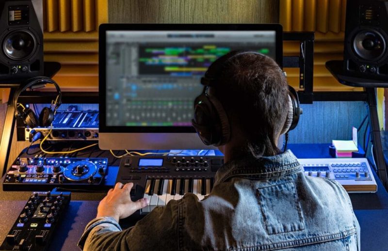 Qual a diferença entre DJ e Produtor de Música eletrônica?